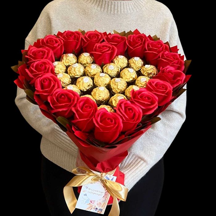 Prezent na 18 urodziny. Bukiet serce Ferrero Rocher i róże mydlane