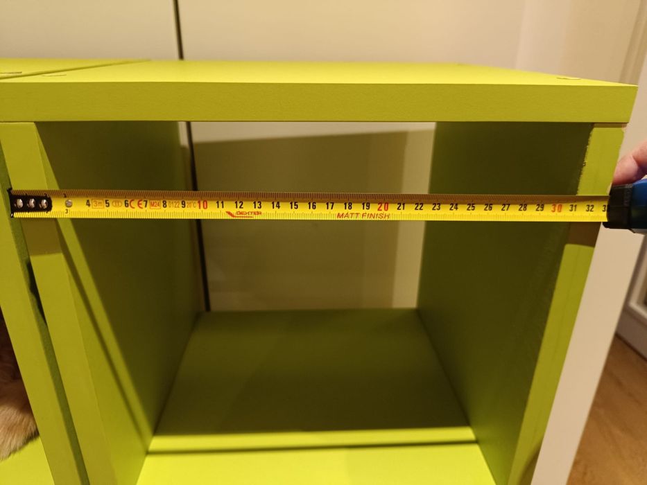 Conjunto de 2 estantes em madeira maciça lacadas em tom verde. Bom est