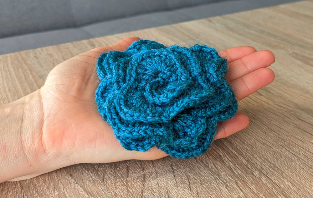 Ręcznie robiona ozdoba – Kwiat z włóczki