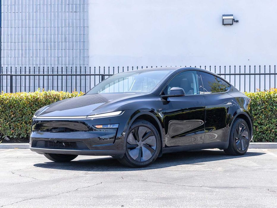 Tesla Model Y Long Range      2026