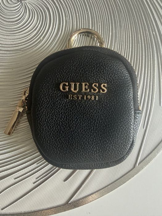 Portfelik zawieszka Guess