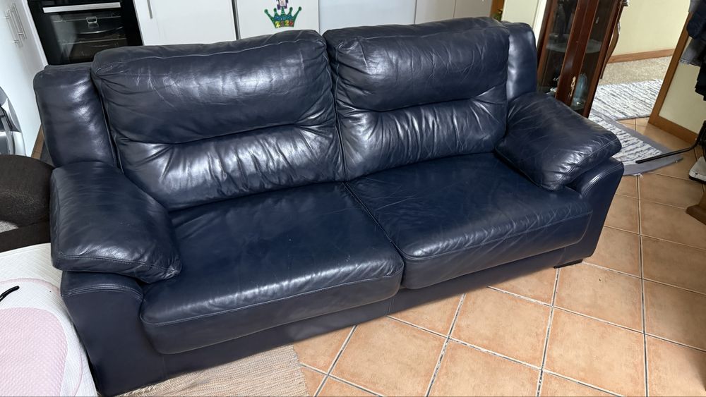 Sofa em pele azul escuro