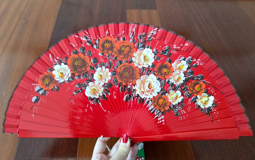 Leque vermelho com padrão floral