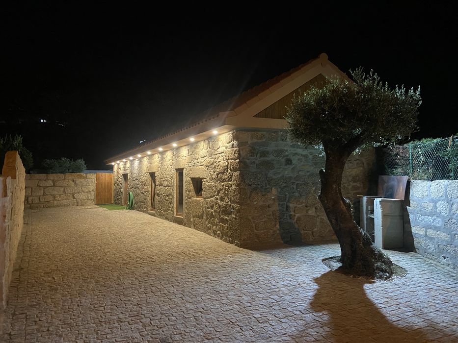 Quintinha com 3 habitaçoes independentes novas