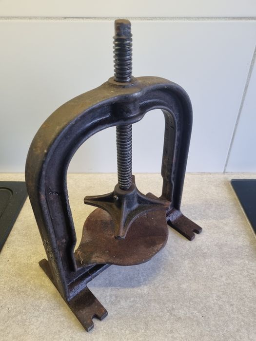 Stara zabytkowa prasa ścisk