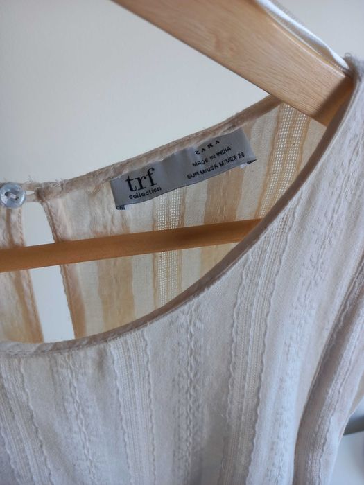 Camisola Zara TRF cor pérola com laços pretos de enfeite.