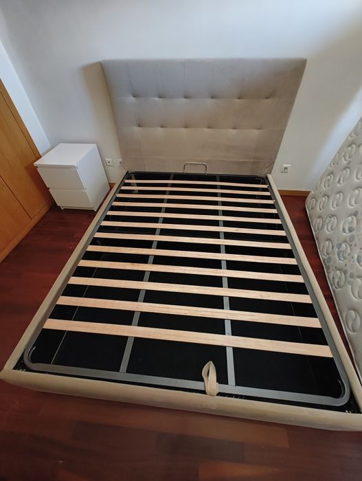 Cama casal com arrumação