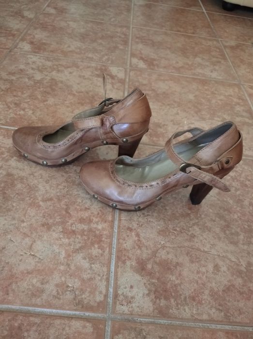 Sapatos camel tamanho 37