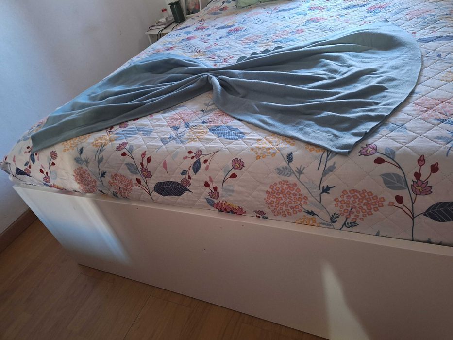 Vendo cama Brimnes como nova com gavetas como nova