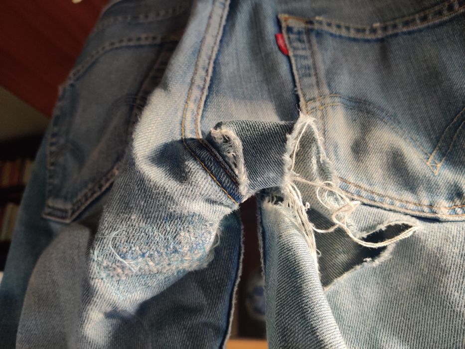 Calças Levis 506 rasgadas, Homem, W31 L34. Estado usado.