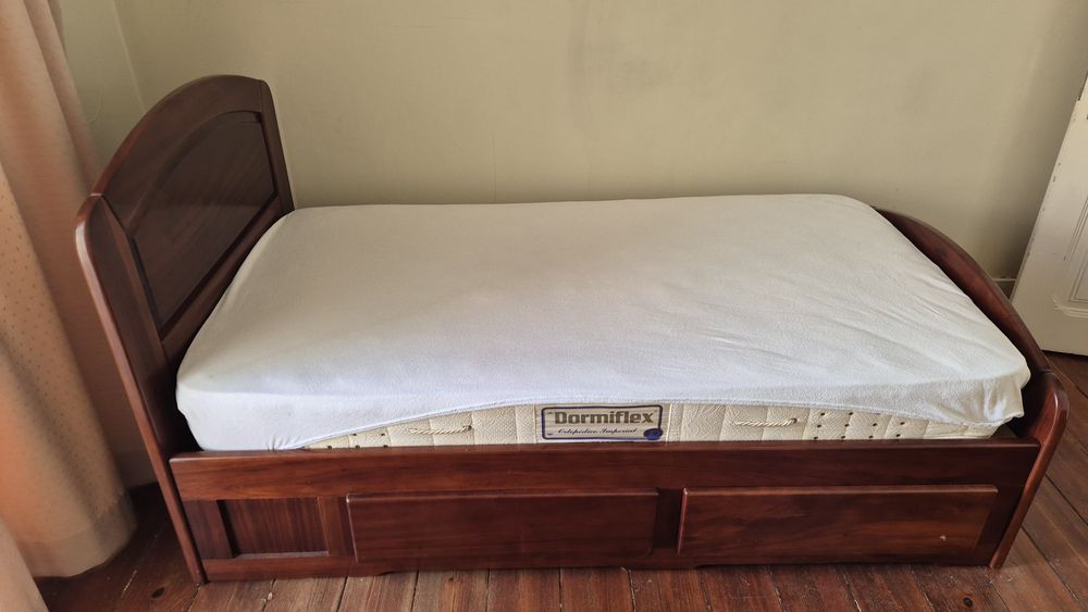 Cama + mesa cabeceira + secretária