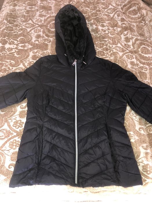 Casaco preto com capuz