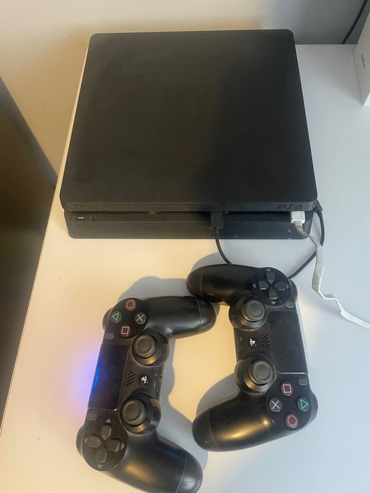 Playstation 4 slim 1tb Ps 4 + 2 pady dualshock