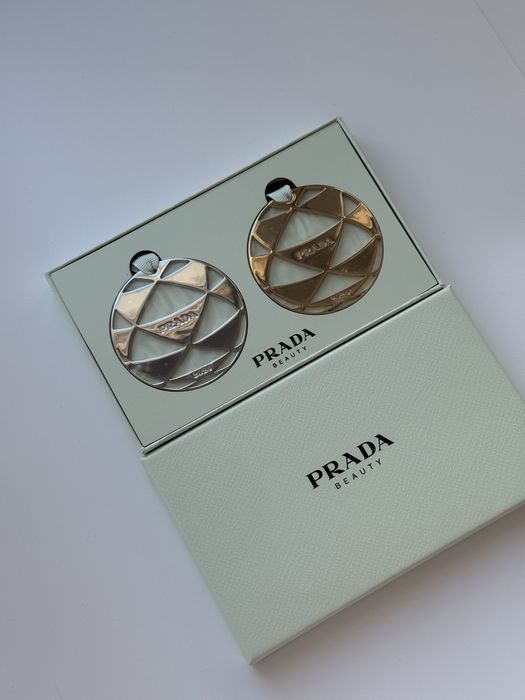 Luksusowy dodatek Prada Komplet zawieszek Prada