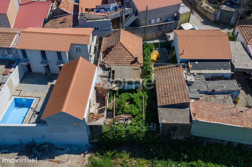 Moradia T2 com garagem e jardim, para reabilitar - Pedrouços, Maia
