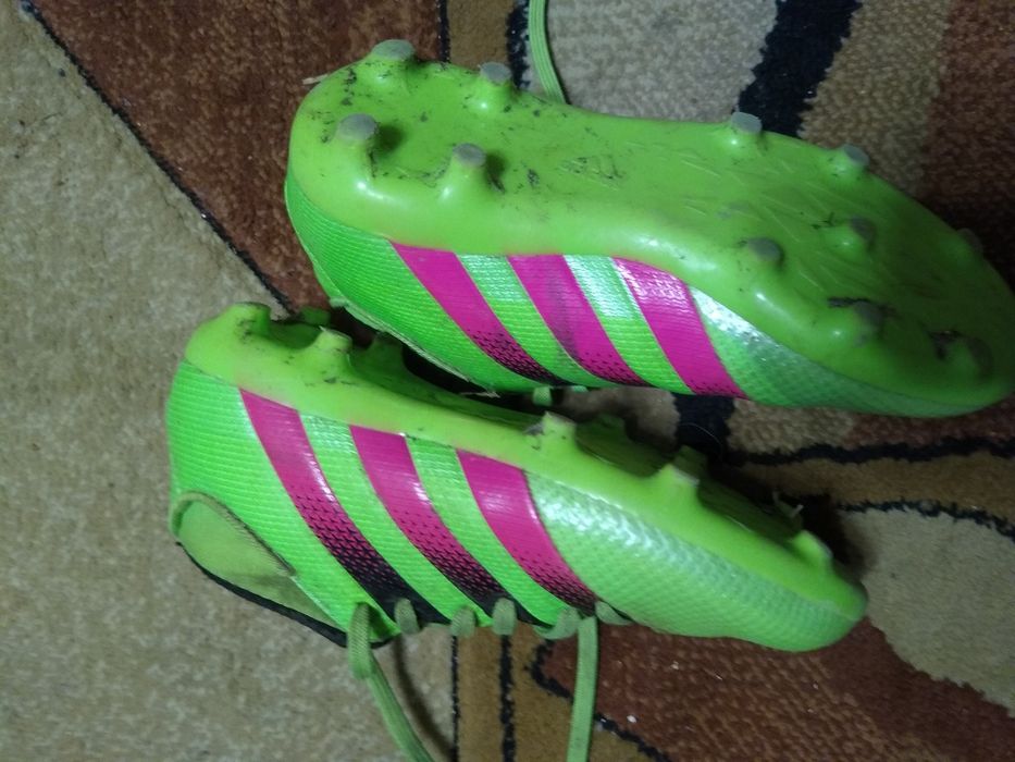 korki  pilkarskie  rozmiar  31    firma  adidas