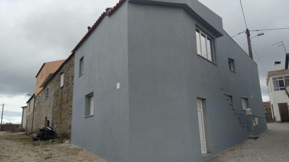 Alugo T1 , rés do chão de casa renovada