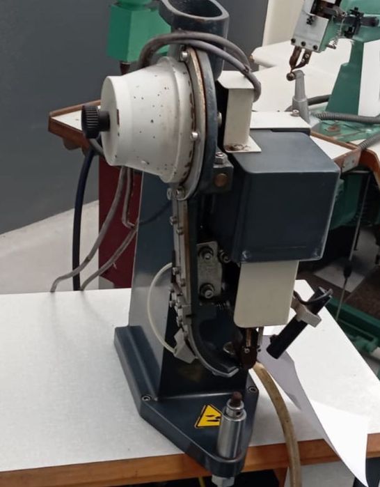 Máquina de apertar ribetes