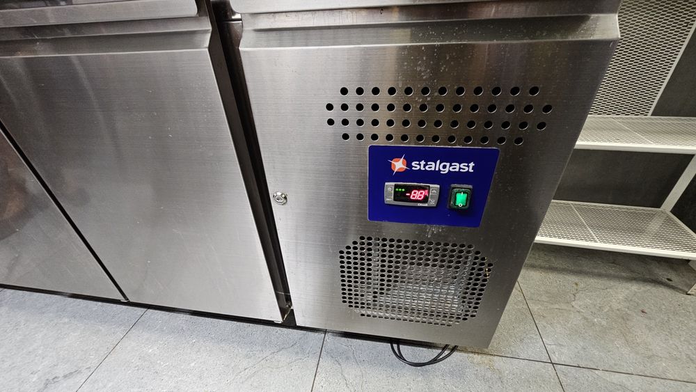 Lodówka 3-drzwiowa Stalgast 842045V02 z blatem