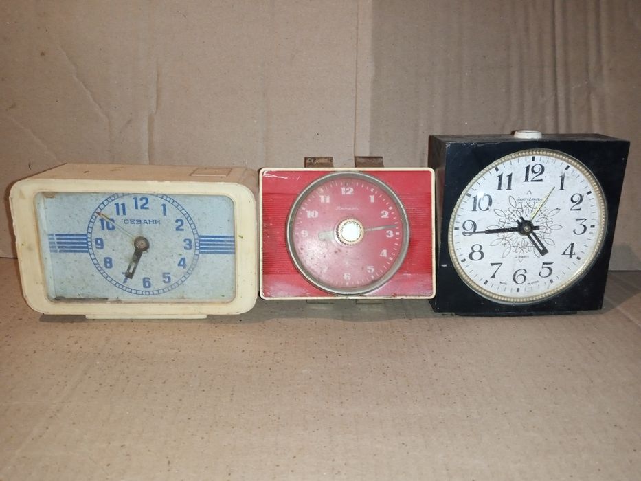 Три типи радянських настільних годинників-будильників:«Севані»,вбудова