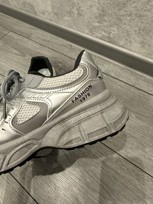 Продам новые женские кросовки