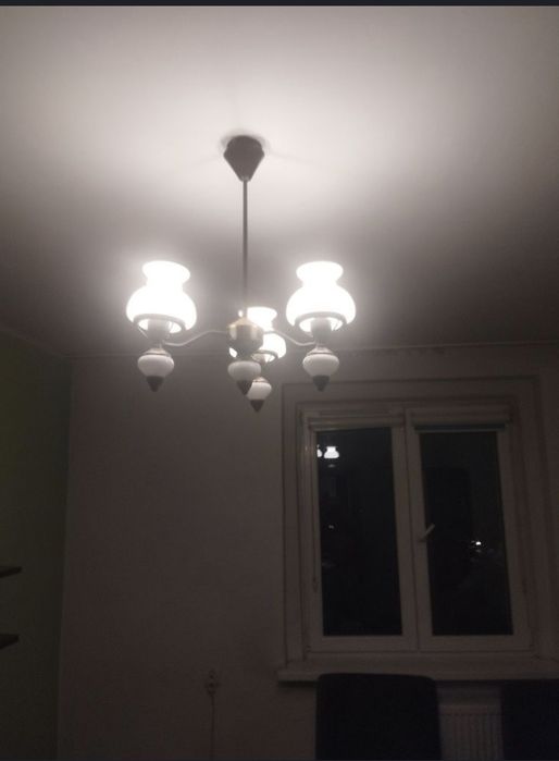 Żyrandol z czasów PRL-u