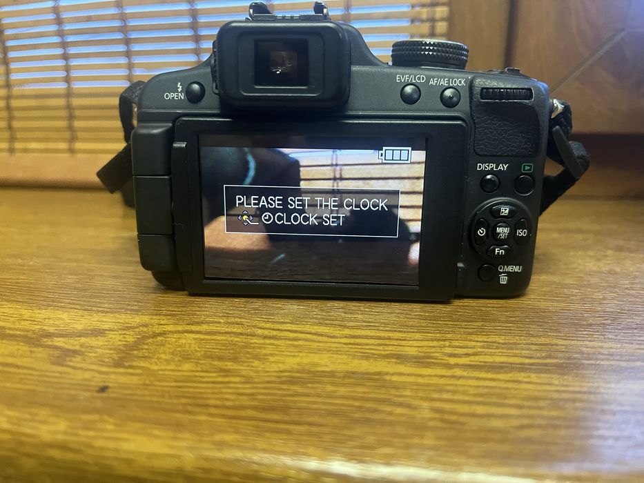 Фотоапарат LUMIX FZ100 стан нового є зарядне і сумочка