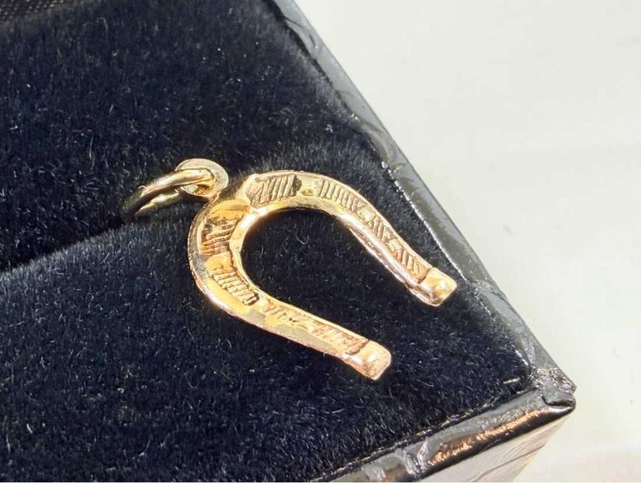 Złota zawieszka podkowa symbol szczęscia 585 0,92G