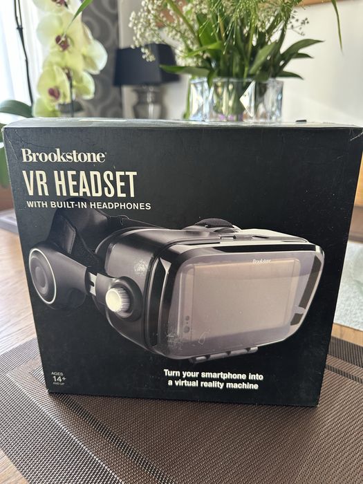 VR  Headset with built in head phones