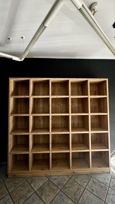 Regał sklepowy ekspozycyjny 230×220×42 cm – dąb, stan bardzo dobry