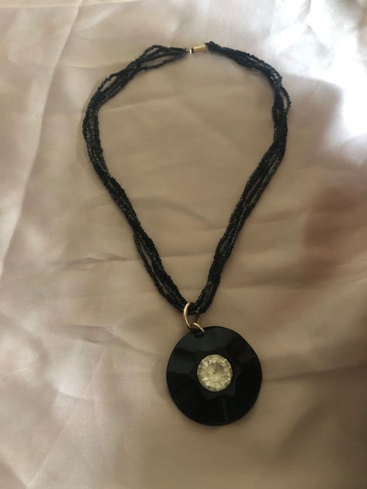 Colar vintage preto com pedra