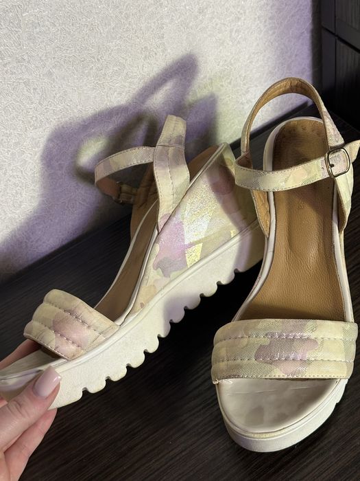 Сандалі на танкетці