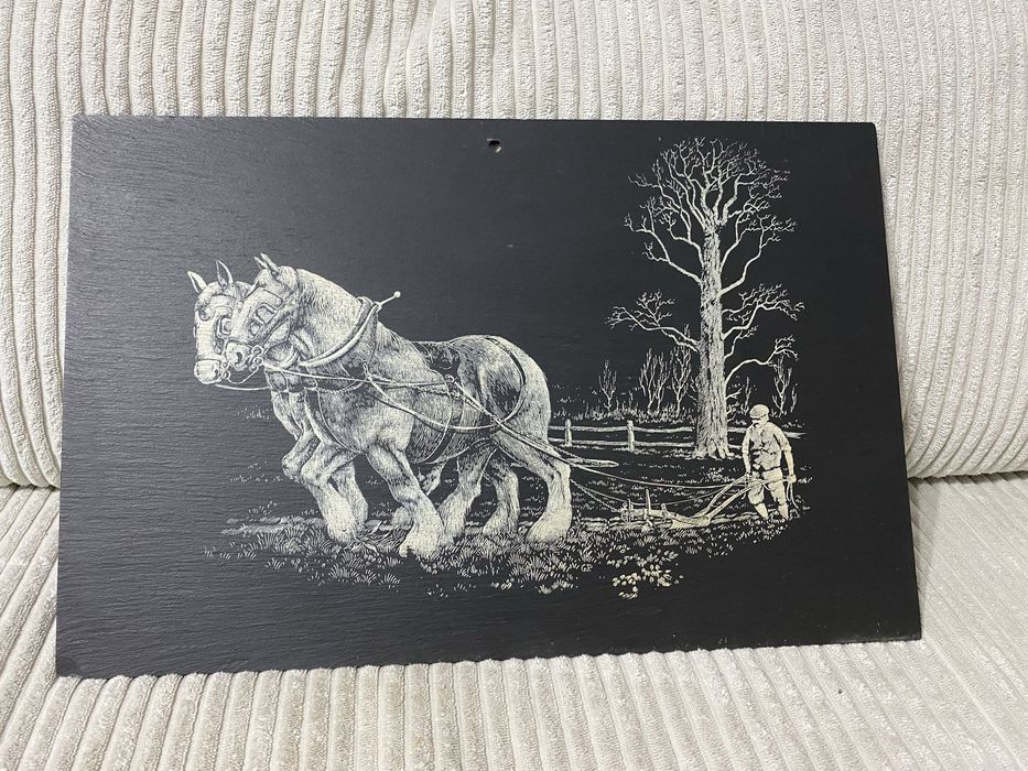 dekoracyjna tablica z łupka z grawerowanym wizerunkiem dwóch koni