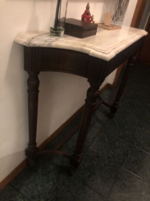 Mesa de mármore de entrada.