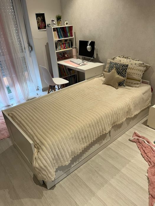 Cama ikea com 2 gavetas+ colchao