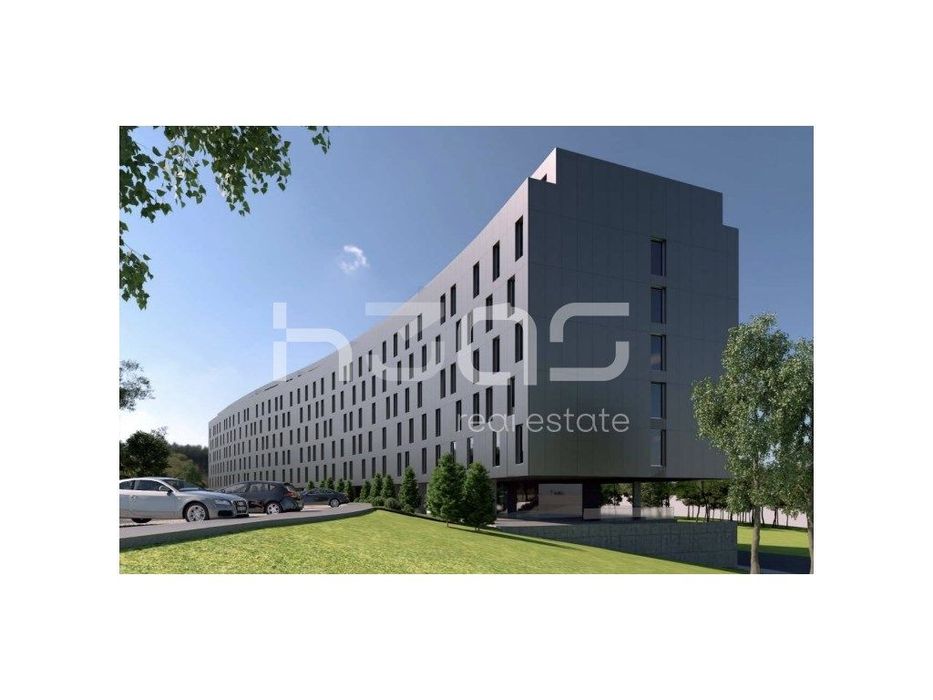 Penthouse T4 de Prestígio com Amplas Varandas e Vista Desafogada