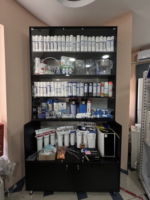 Вітрина шафа нова в використанні 4 місяці, дуже делікатно поводились