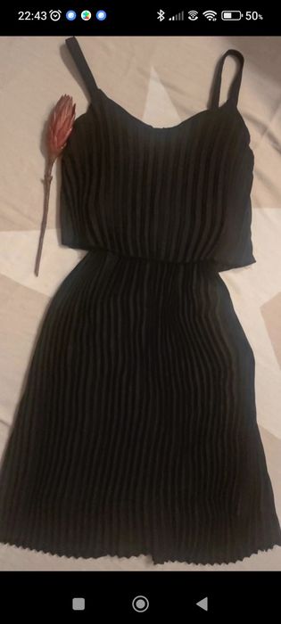 Esmara Plisowana mała czarna midi