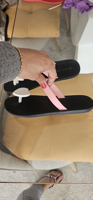 Chinelos / Sandálias Moo Chuu (Tamanho 36) – Preto/Rosa com Estrela e Coração