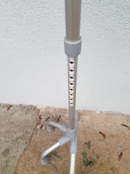 Czwórnóg z uchwytem kuli łokciowej