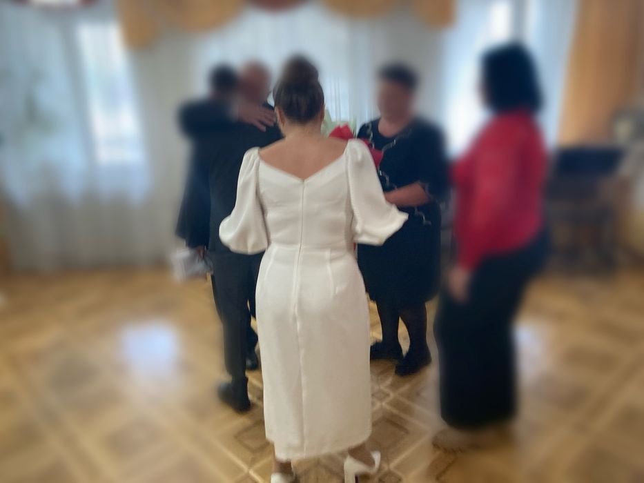Біла святкова сукня
