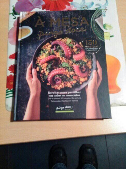 livro à mesa com o pingo doce