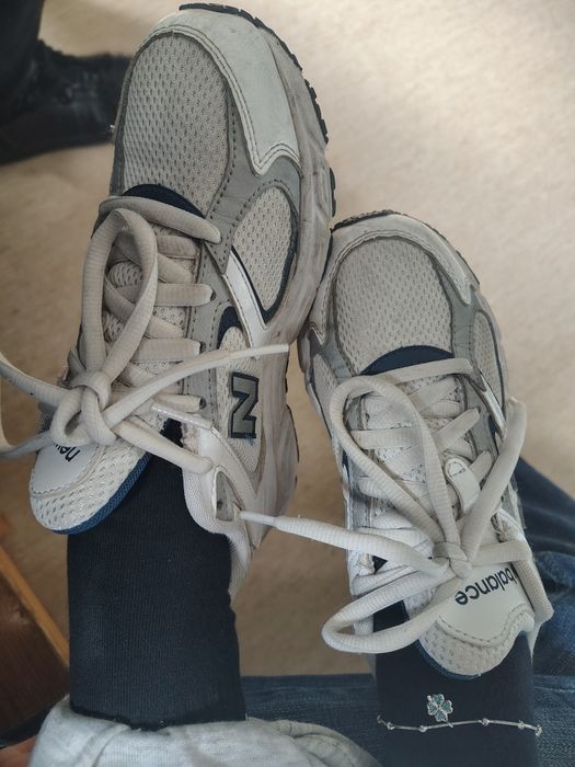 Buty śmierdzące małej pick me girl z grzybami w podeszwach