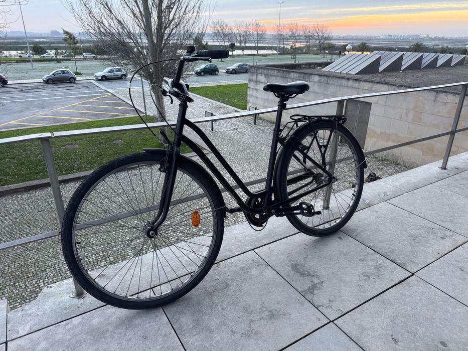 Bicicleta Decathlon Elops 100 com cadeado e luz traseira