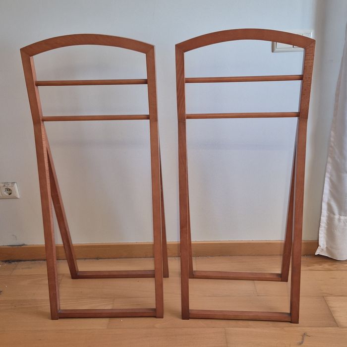Dois suportes de roupa em madeira