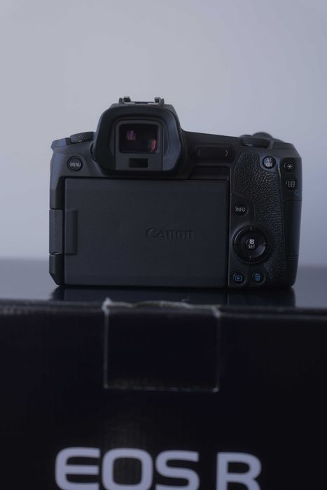 Бездзеркальний фотоапарат Canon EOS R