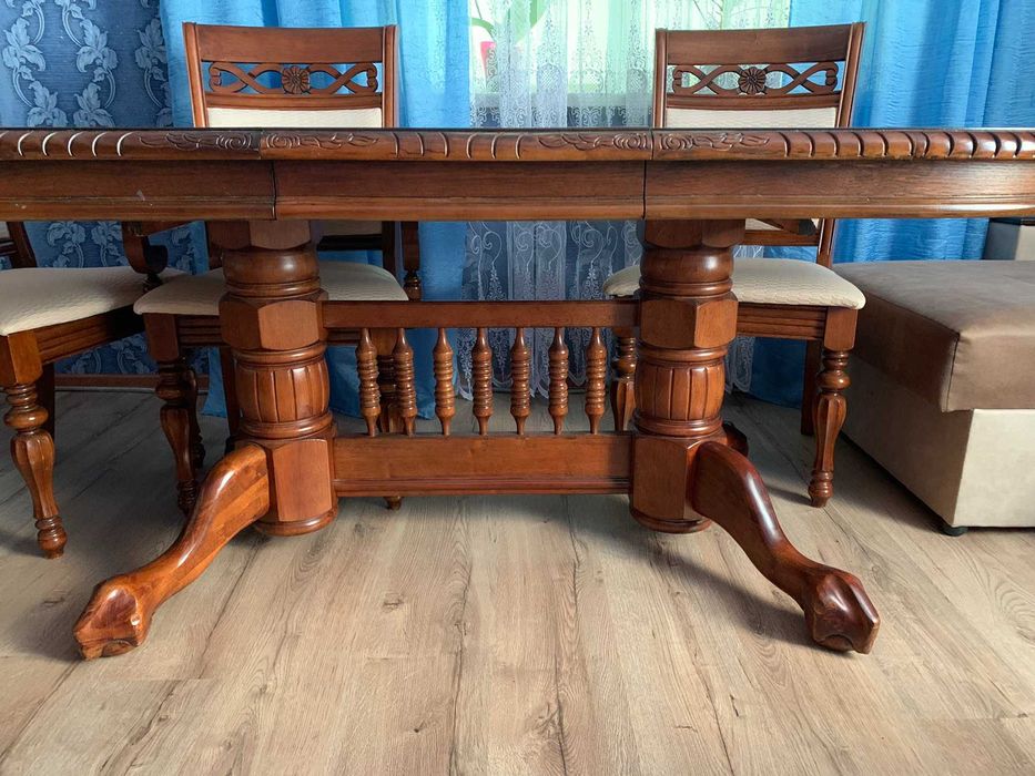 Стіл і 6 крісел нові.