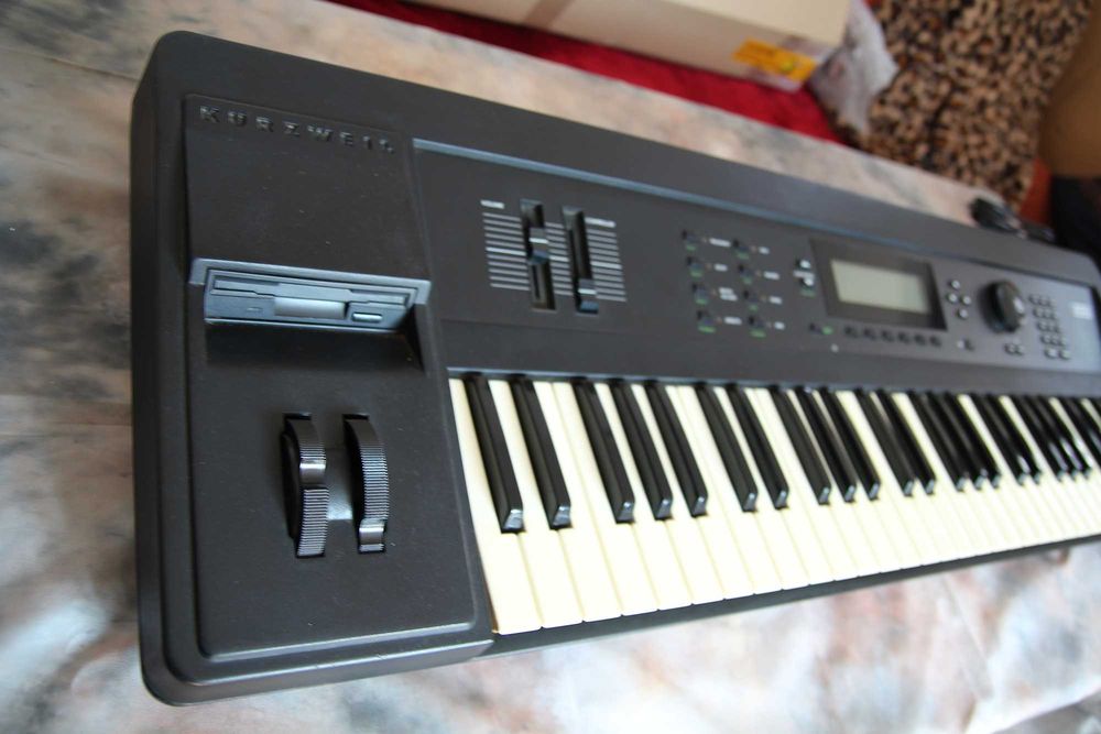Syntezator Kurzweil k2000