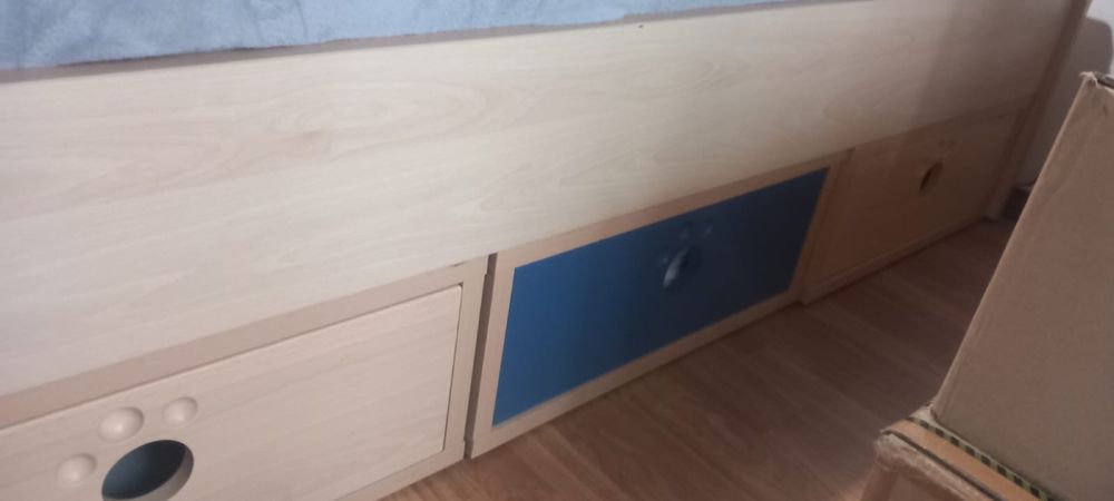 Cama solteiro beje com arrumação