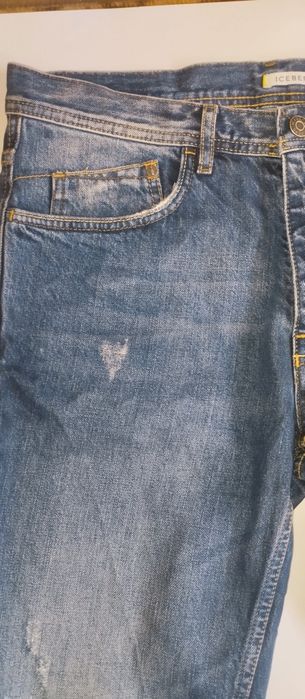 Джинси з потертостями